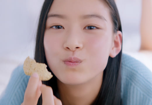ドアップでポテチを食べる女の子が「かわいい」と注目集まる！汐谷友希がTVCM初出演