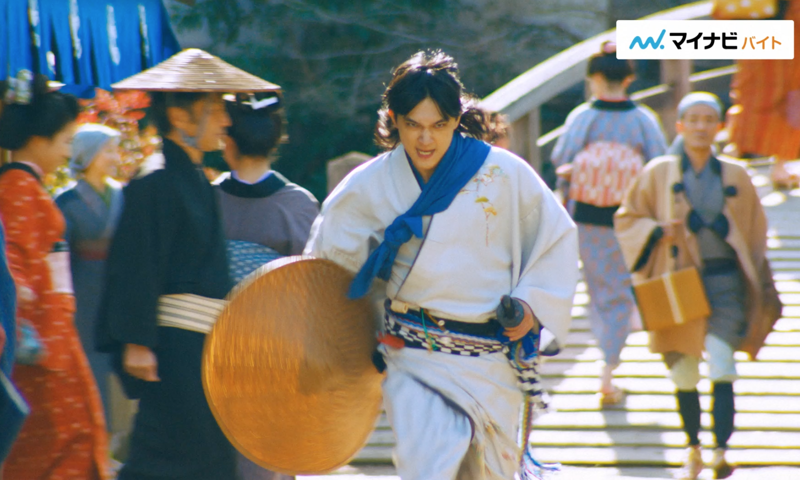 （マイナビバイトCM）バイトサムライに扮した吉沢亮と刀鍛冶ロバート秋山の激走に注目！