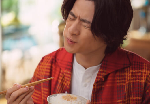 平野紫耀さんが焼肉を口いっぱいに頬張り家族団らん！