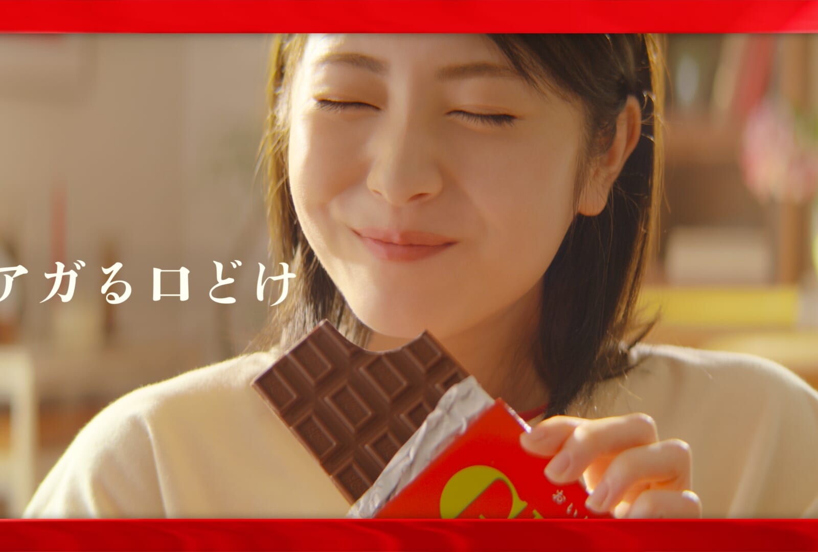 （ロッテ新CM）がぶっとガーナミルクチョコレートをかじる浜辺美波さんがキュート！