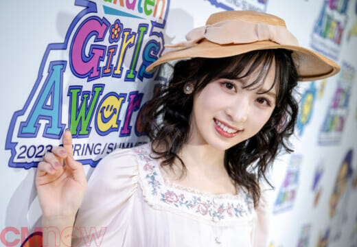 AKB48・小栗有以、映画の主人公のような可憐な衣装で歩く。チーム8としての9年間とこれから。<Rakuten GirlsAward 2023 S/S >