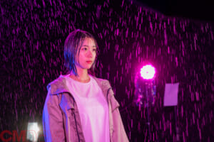 注目女優・鳴海 唯が、雨の中で叫ぶ新CMが公開！
