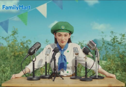 八木莉可子さんがパン職人の衣装で“ふわぁ” “じわぁ” “もっちぃ”な メロンパンの魅力を熱弁!思わずメロメロになる愛らしい表情に注目。