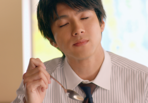 アンバサダー 山田裕貴さんが出演!数量限定販売「THE 海老カレー」の 新CM 「心で食レポ・ THE 海老カレー」篇が放映開始。