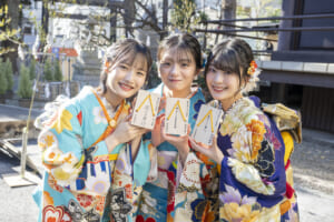 僕が見たかった青空、メンバー3名が晴れ着で登場!! 気象神社でグループ初となる成人イベント！