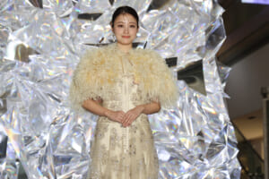 橋本環奈、華やかなドレスでクリスマスツリー点灯　輝きを保つ秘訣を明かす