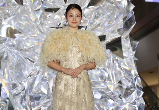 橋本環奈、華やかなドレスでクリスマスツリー点灯　輝きを保つ秘訣を明かす