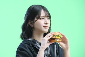 ＝LOVE 佐々木舞香、マクドナルドCM初出演！「サムライマック」に全力でかぶりつく姿に注目！