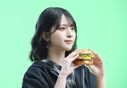 ＝LOVE佐々木舞香、マクドナルドCM初出演！「サムライマック」に全力でかぶりつく姿に注目！