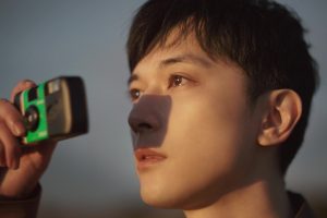 吉沢亮さんが出演する「写ルンです™」のプロモーション動画を公開！「写ルンです™」のタグライン”飾らない瞬間、なのに特別。“を写真家・瀧本幹也氏が表現!